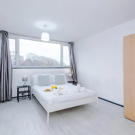 Urban Escape Bright & Spacious 3br Apartment *