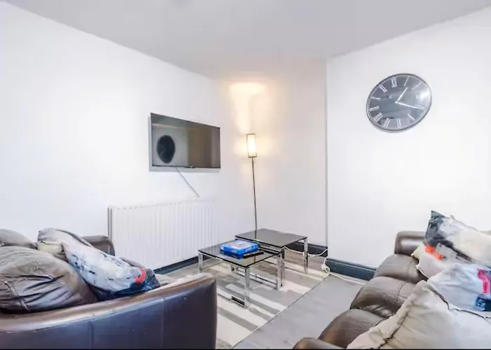 Urban Escape Bright & Spacious 3br