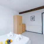 Urban Escape Bright & Spacious 3br Lägenhet